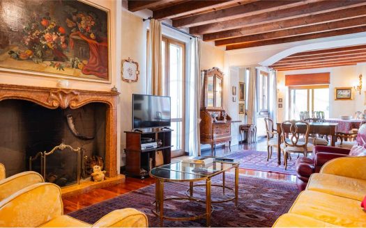 Brescia _ Eleganza, spazio e rappresentanza nel cuore della città.