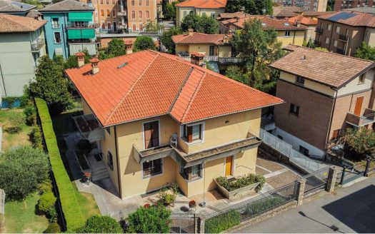 Brescia _ Una villa, tre opportunità da vivere
